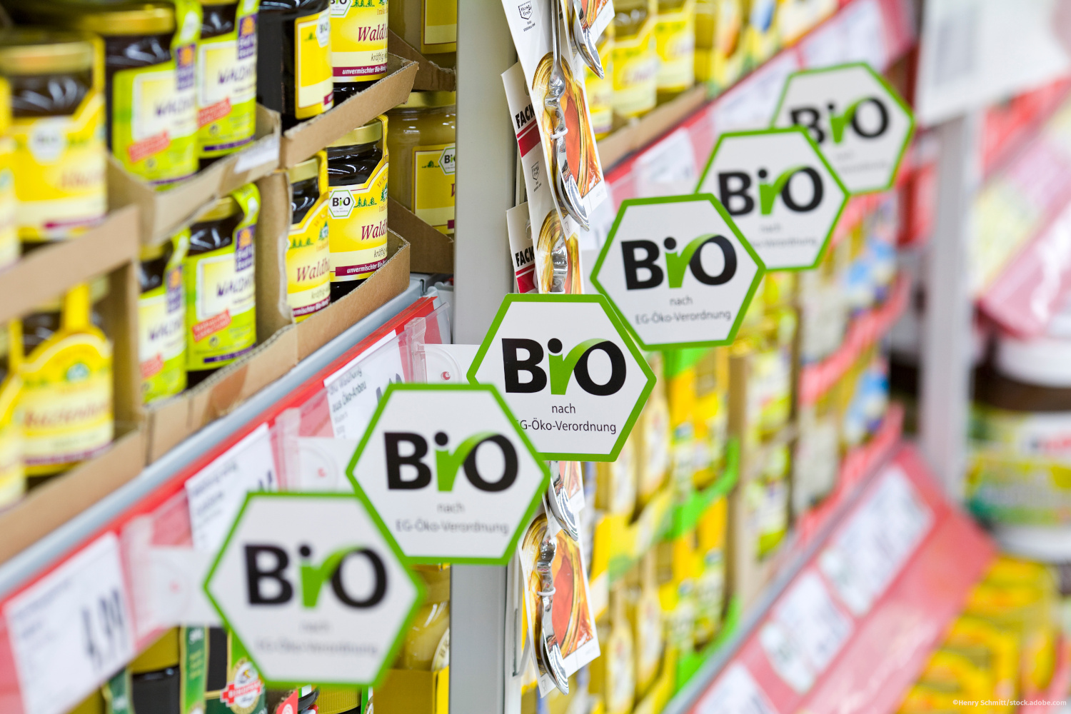 Mehrere Schilder mit der Aufschrift "Bio nach EG-Öko-Verordnung" an einem Supermarktregal, in dem Bio-Honig steht