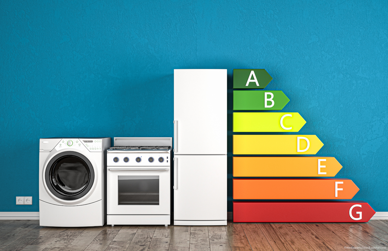 Eine Waschmaschine, ein Backofen und ein Kühlschrank vor einer blauen Wand. Daneben sind die Kategorien A-G der Energieeffizenzklassen als bunte Striche dargestellt.