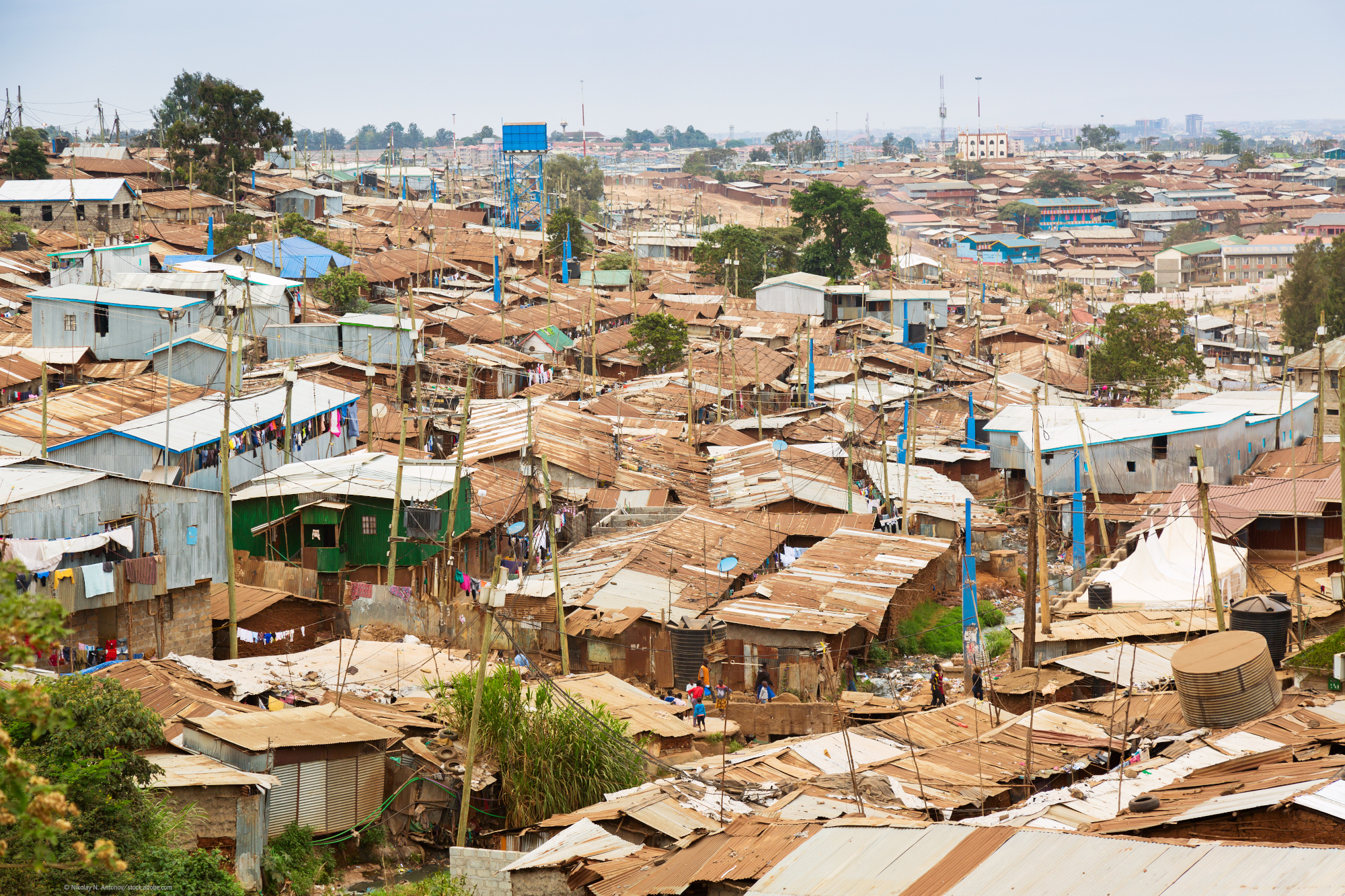 Viele Wellblechhütten in einem Slum in Nairobi